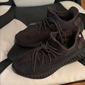 I’m selling these yeezy v2 blacks ,(no static)